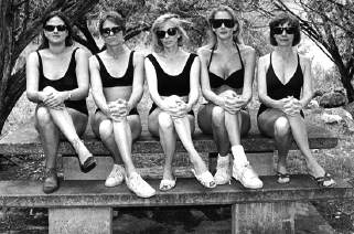 photo 5 women in black